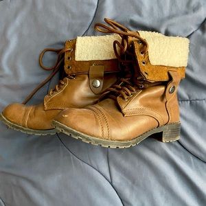 Tan combat style boots, faux fur accent